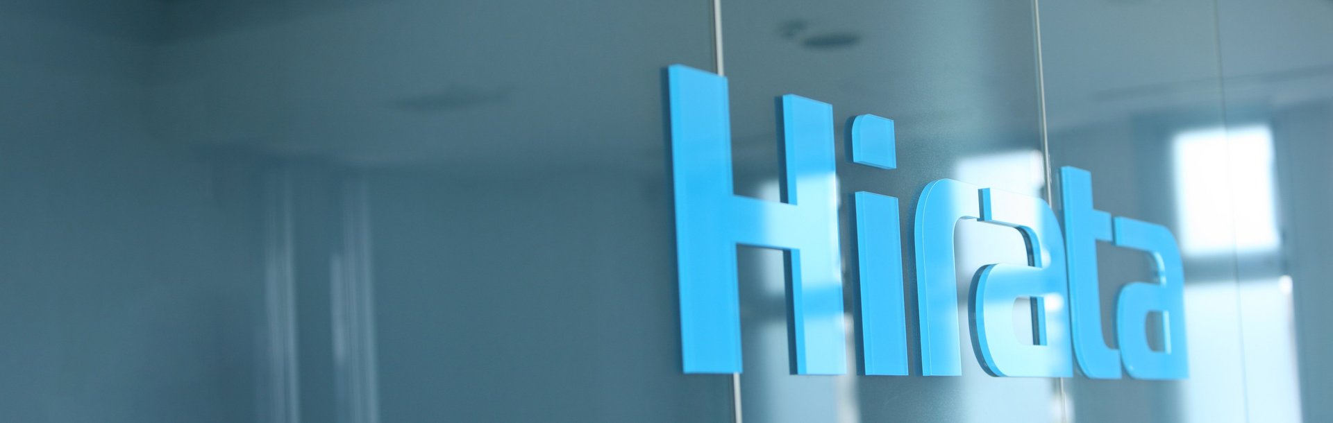 Hirata Corporation Logo auf Gebäude